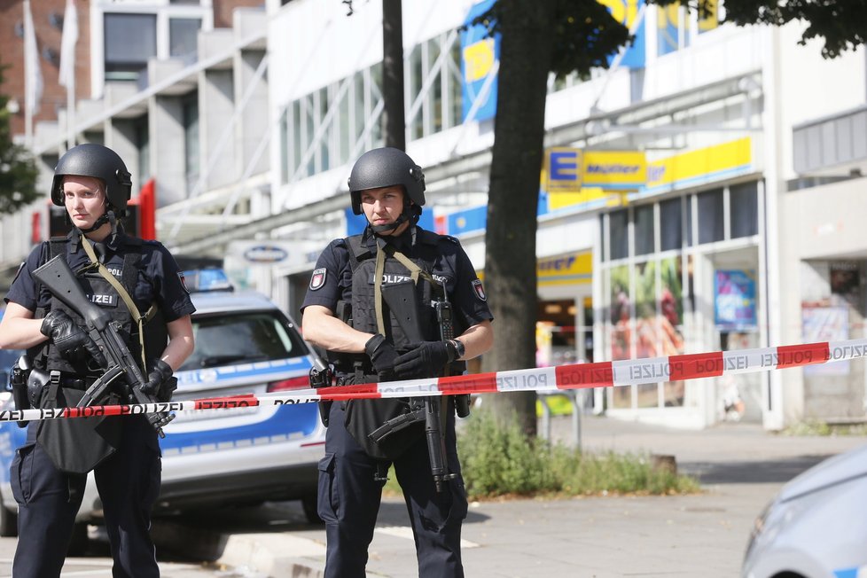 V německém Hamburku došlo v pátek 28. 7. k nečekanému útoku na zákazníky.