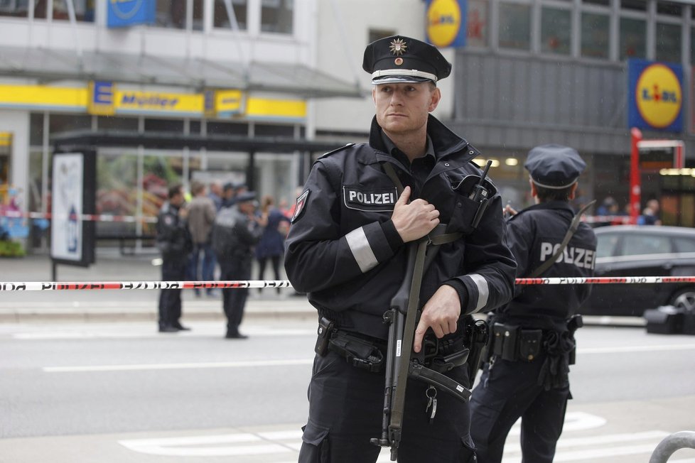 Pachatele útoku v supermarketu v Hamburku policie dopadla do půl hodiny.