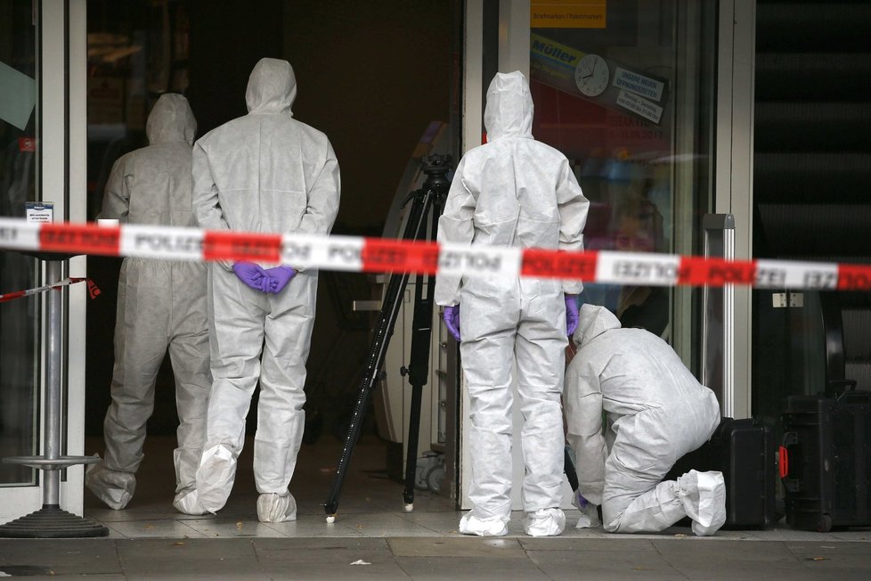 Vyšetřovatelé na místě útoku muže s nožem v supermarketu v Hamburku.