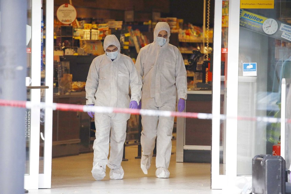 Vyšetřovatelé na místě útoku muže s nožem v supermarketu v Hamburku