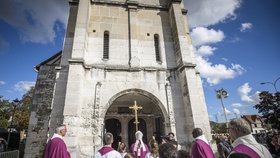Kostel v neděli slavnostně otevřel rouenský arcibiskup Dominique Lebrun, který předtím prošel v čele procesí městem.