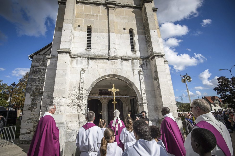 Kostel v neděli slavnostně otevřel rouenský arcibiskup Dominique Lebrun, který před tím prošel na čele procesí městem.