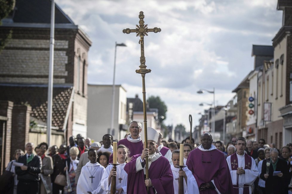 Kostel v neděli slavnostně otevřel rouenský arcibiskup Dominique Lebrun, který před tím prošel na čele procesí městem.