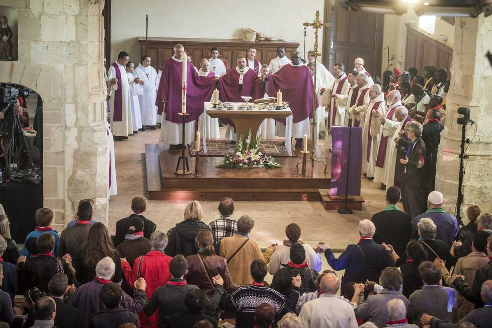 Kostel v neděli slavnostně otevřel rouenský arcibiskup Dominique Lebrun, který před tím prošel na čele procesí městem.