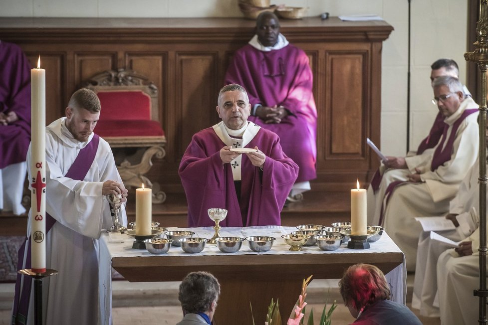 Kostel v neděli slavnostně otevřel rouenský arcibiskup Dominique Lebrun, který před tím prošel na čele procesí městem.