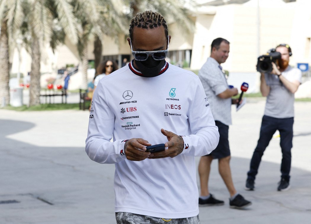 Lewis Hamilton oznámil překvapující zprávu. Změní své jméno!
