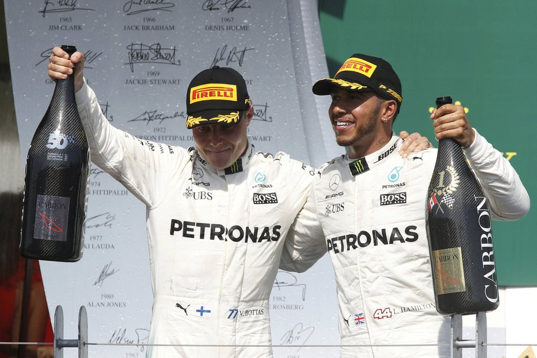 Hamilton a Bottas si vychutnávají triumf