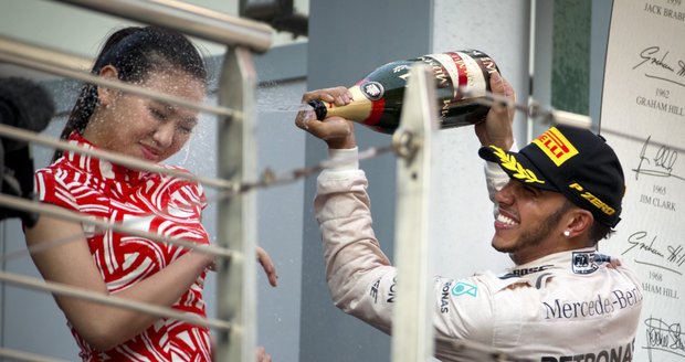 Lewis Hamilton to se šampaňským už lehce přehnal – hostesce se to vůbec nelíbilo