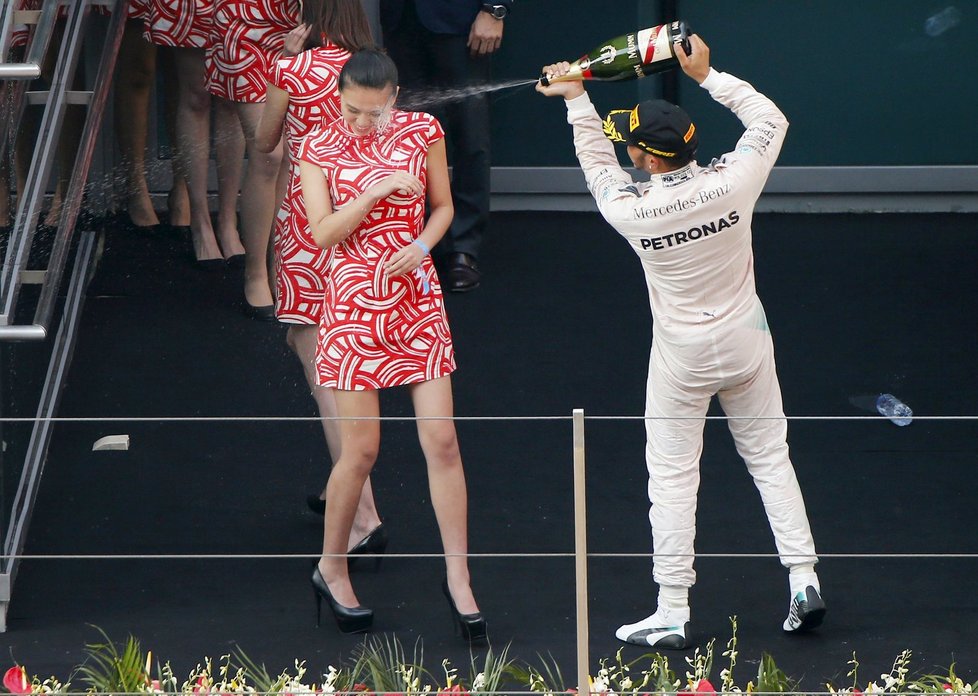 Lewis Hamilton to se šampaňským už lehce přehnal – hostesce se to vůbec nelíbilo