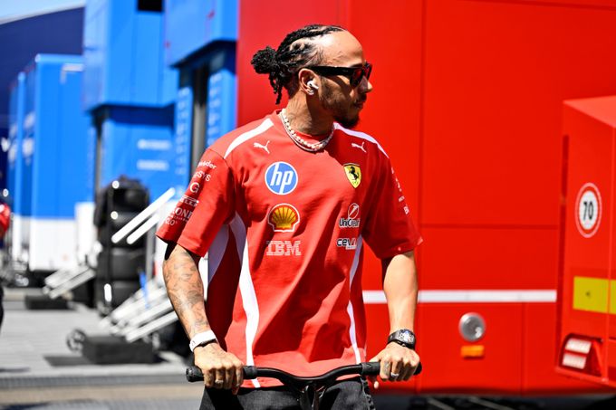 Zpátky k utrpení. Ferrari ve Spielbergu vyhořelo, Hamilton navíc oživil válku s Verstappenem Zpátky k utrpení. Ferrari ve Spielbergu vyhořelo, Hamilton navíc oživil válku s Verstappenem