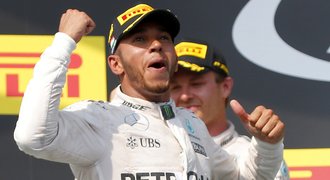 Hamilton nachytal Rosberga a díky triumfu v Maďarsku poprvé vede MS