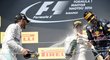 Britský pilot Lewis Hamilton z Mercedesu slaví vítězství ve Velké ceně Maďarska