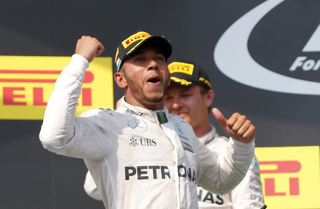 Britský pilot Lewis Hamilton z Mercedesu si připsal rekordní páté vítězství ve Velké ceně Maďarska formule 1 a poprvé v sezoně se dostal do čela MS