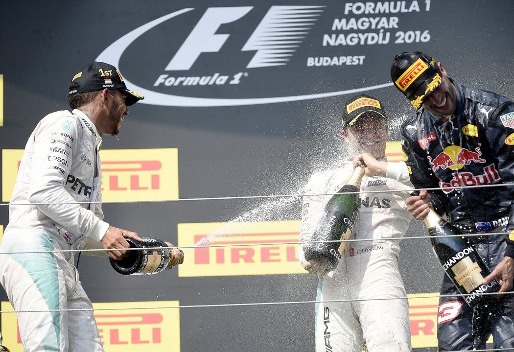Britský pilot Lewis Hamilton z Mercedesu slaví vítězství ve Velké ceně Maďarska