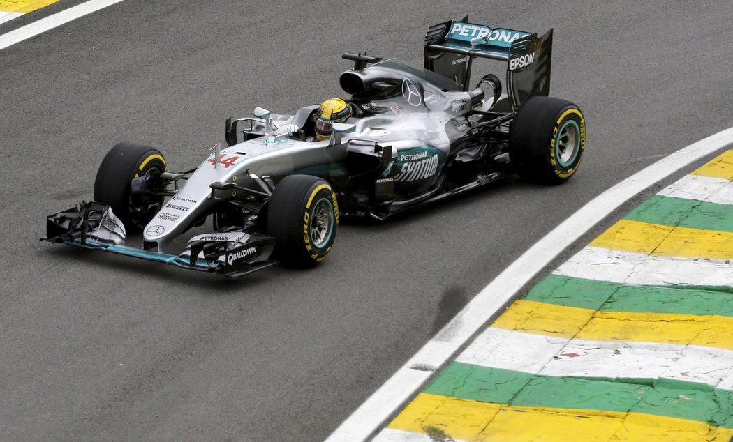 Lewis Hamilton vyhrál kvalifikaci na Velkou cenu Brazílie F1 a má dobrou výchozí pozici k dalšímu oddálení korunovace týmového kolegy Nica Rosberga