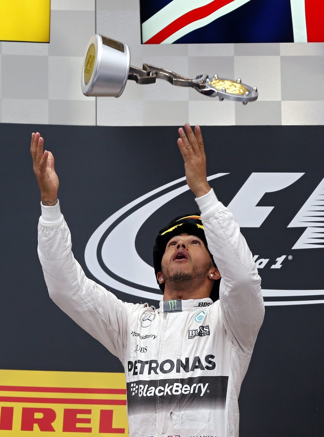 Hamilton s trofejí pro vítěze Velké ceny Ruska