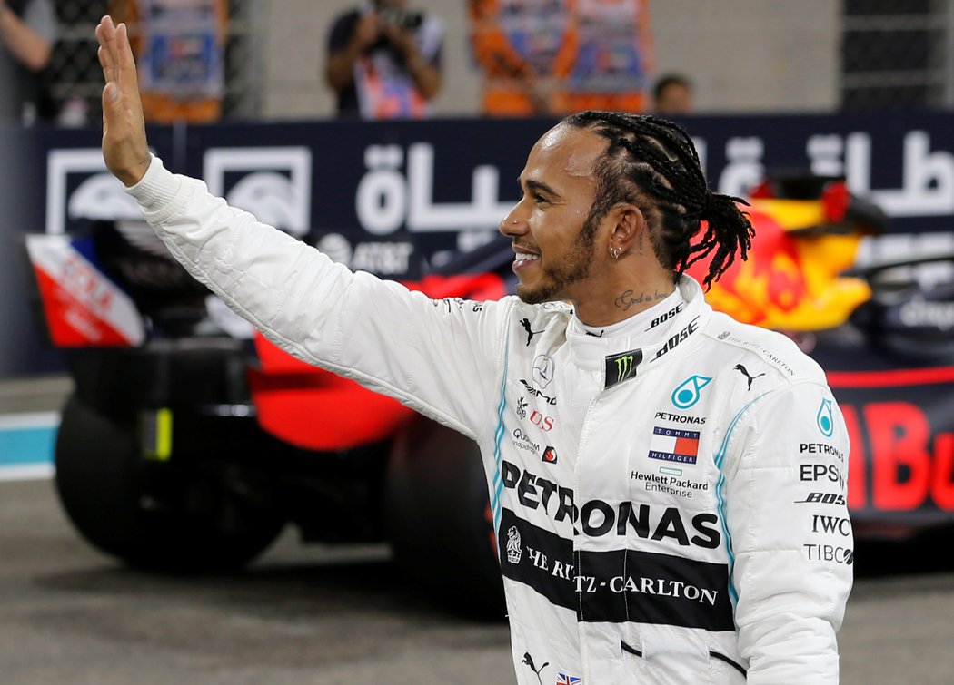 Lewis Hamilton zdraví diváky v Abú Zabí