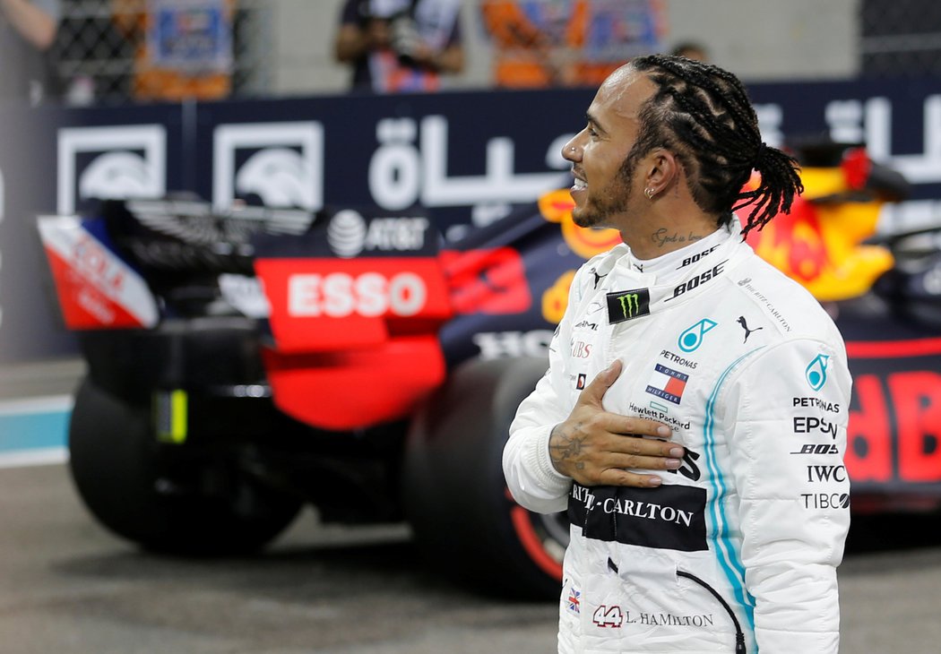 Lewis Hamilton zdraví diváky v Abú Zabí