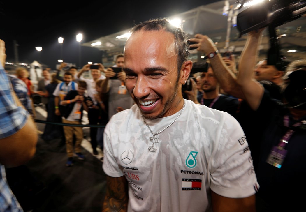 Lewis Hamilton slaví v Abú Zabí