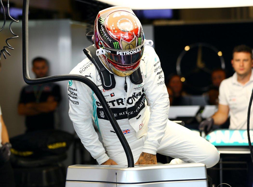 Lewis Hamilton se chystá na závod