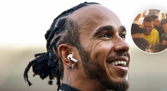 Po práci legraci: Hamilton flámoval po boku Mbappého a Neymara