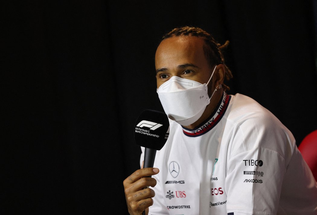 Lewis Hamilton se svých šperků musí zbavit do konce května