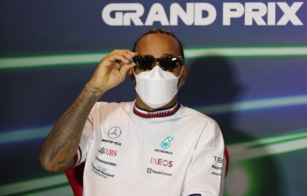 Lewis Hamilton se svých šperků musí zbavit do konce května