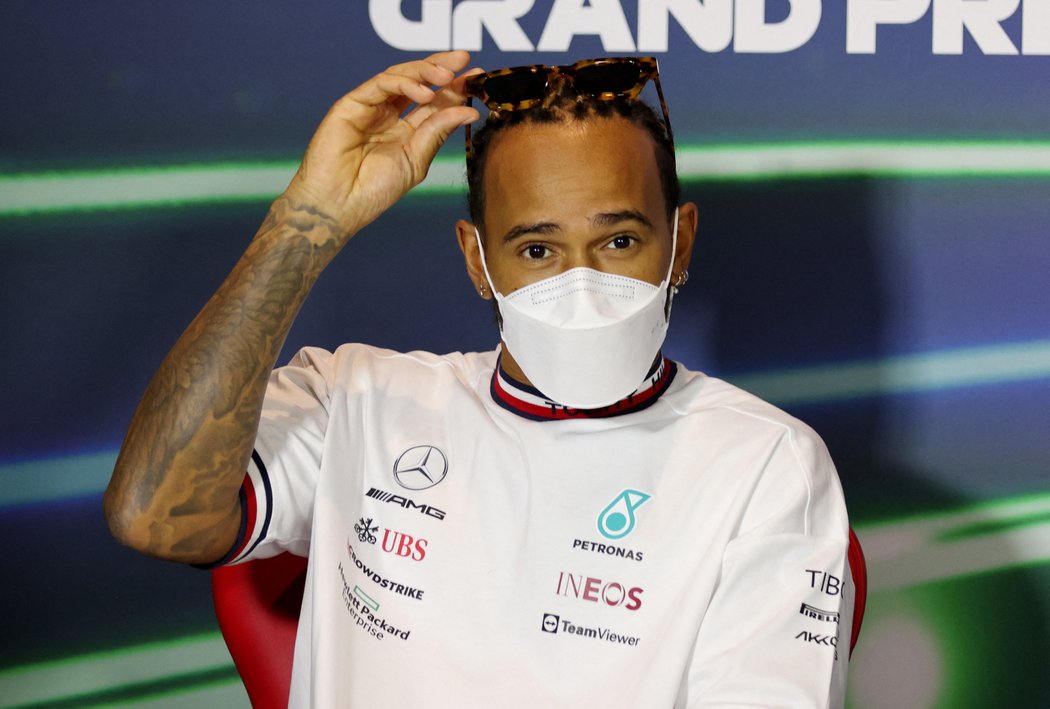 Lewis Hamilton se svých šperků musí zbavit do konce května