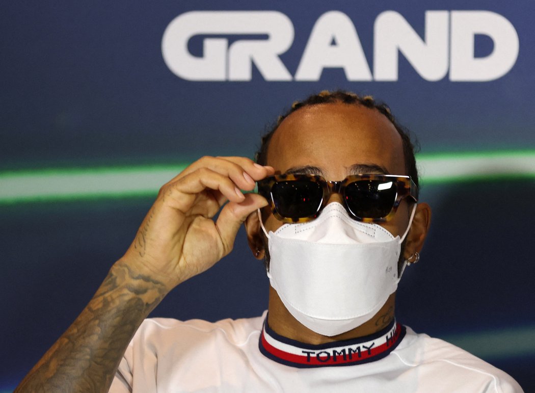 Lewis Hamilton se svých šperků musí zbavit do konce května