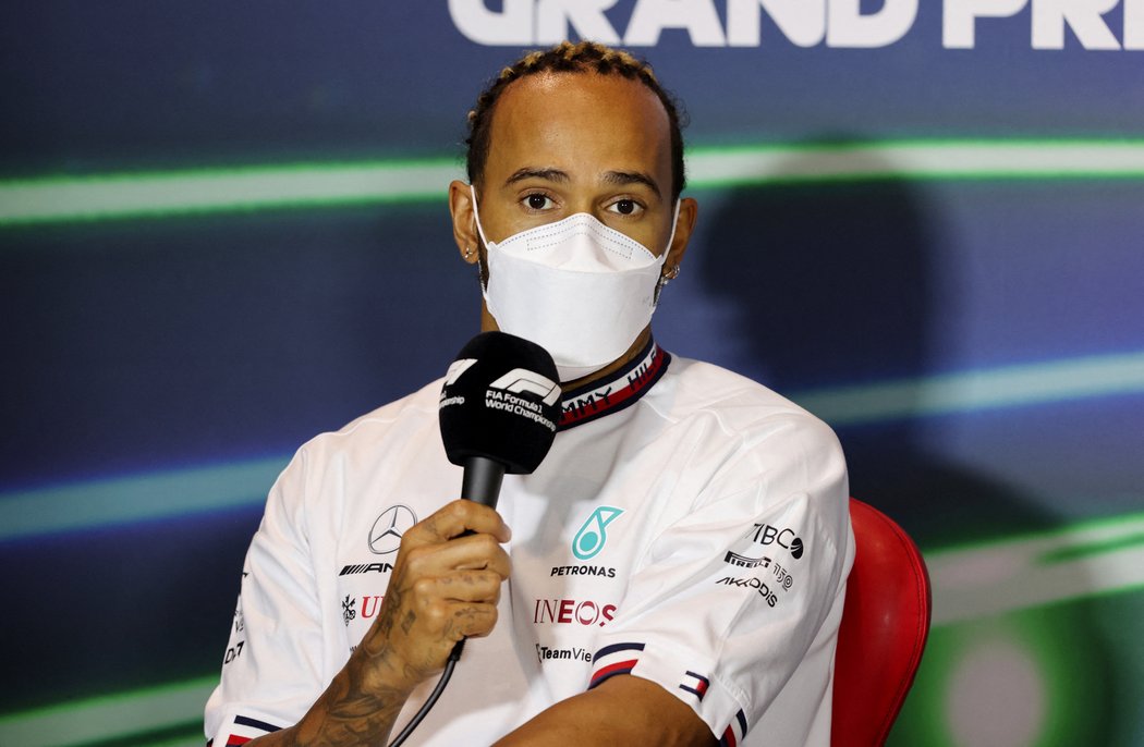 Lewis Hamilton se svých šperků musí zbavit do konce května