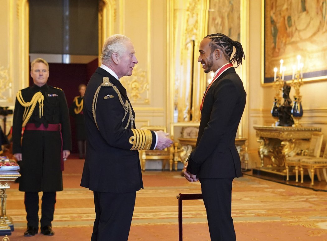 Hamilton sice před pár dny nevybojoval titul mistra světa, ale princ Charles ho nyní pasoval na rytíře. Tím se také nemůže chlubit úplně každý...