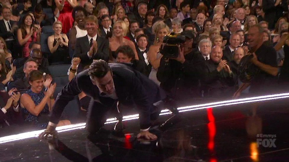 Herec Jon Hamm se vykašlal na schody na pódium. Vylezl na něj přímo.