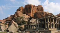 Muzeum pod širým nebem se stovkami kamenných staveb. To je oblast Hampi v jižní Indii