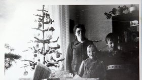 Paní Charvátová se svými dětmi o Vánocích - tehdy ještě viděla...