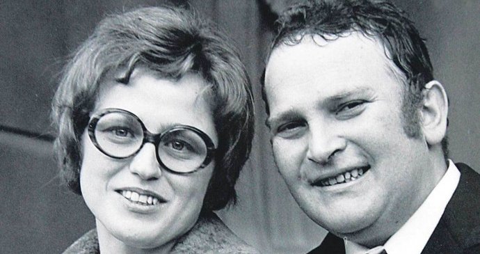 Svatební foto manželů Charvátových. Brali se v roce 1974.