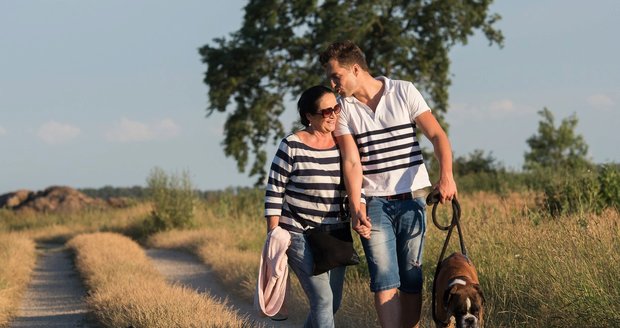 Hana Gregorová s Ondřejem Koptíkem dávají své lásce průchod na romantické dovolené v zemi vína a vynikajících klobásek.