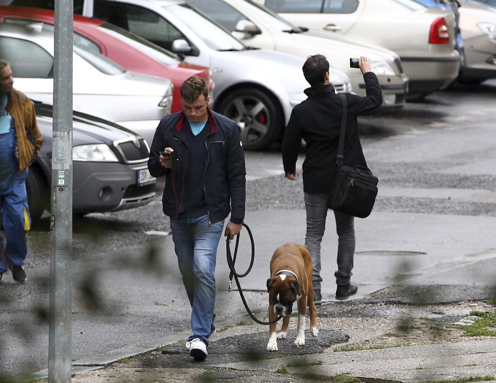 Aby Hanka nemusela do deště, jejího psa venčí Ondra.