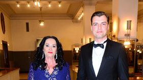 Gregorová s Koptíkem na Česko-Slovenském plese, oba vypadají spokojeně.
