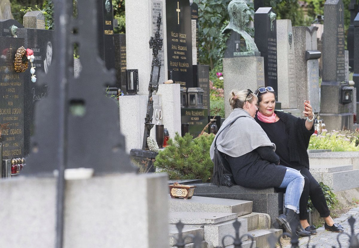 Hana Gregorová s kamarádkou se fotily na hřbitově a sedaly si na hrob.