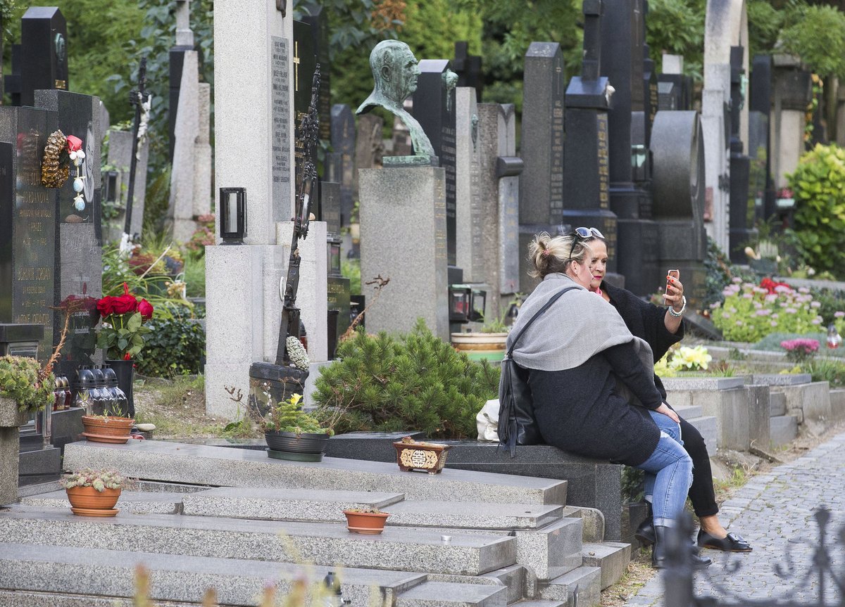Hana Gregorová s kamarádkou se fotily na hřbitově a sedaly si na hrob.