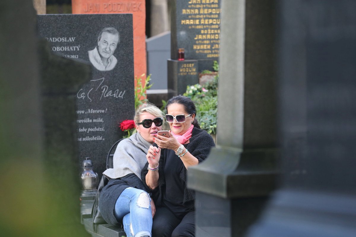 Hana Gregorová s kamarádkou se fotily u hrobu Radka Brzobohatého.
