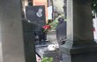 Vdova Hana Gregorová u hrobu Radka Brzobohatého v den výročí jeho smrti.