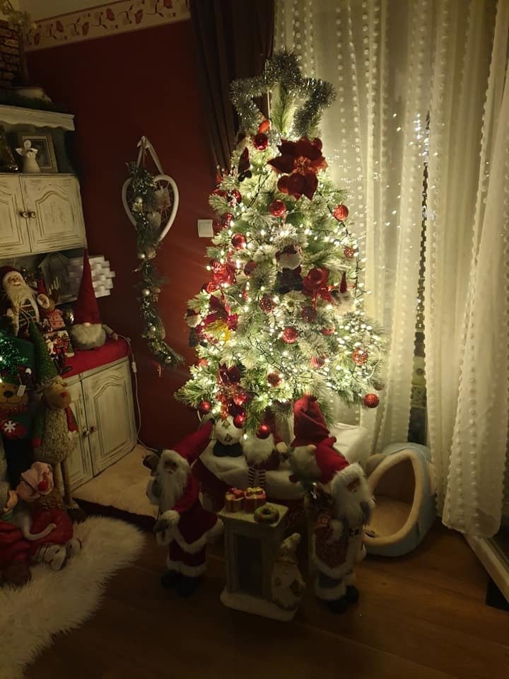Přeplácaná vánoční výzdoba v maďarském domku Hany Gregorové.
