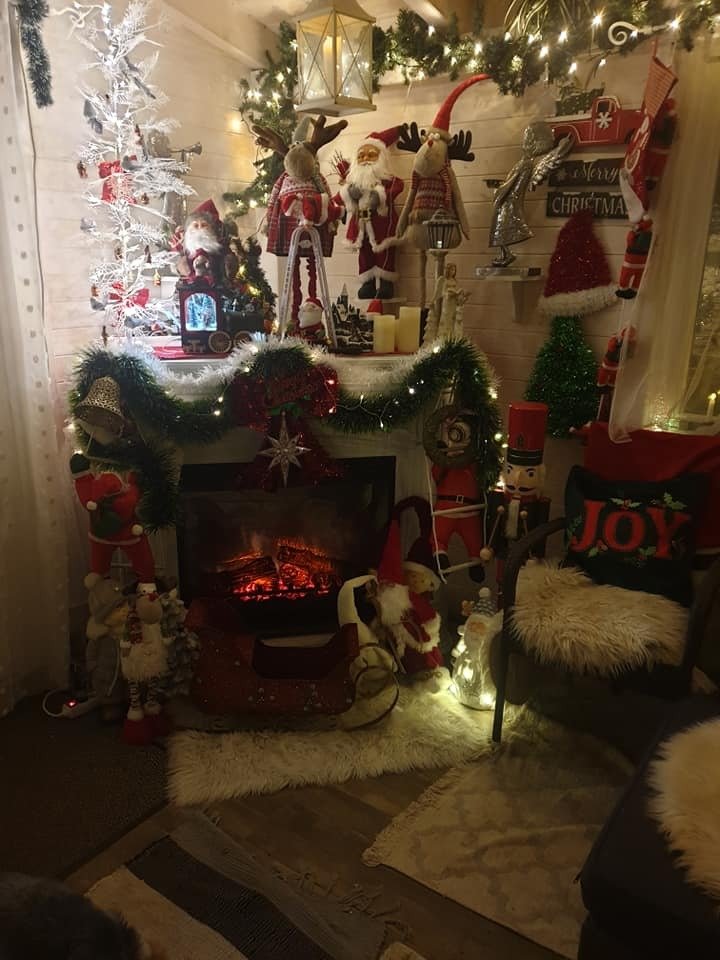 Přeplácaná vánoční výzdoba v maďarském domku Hany Gregorové