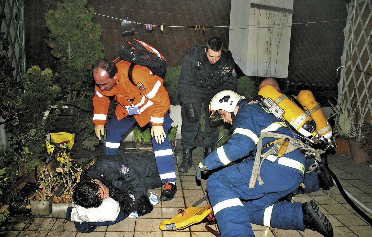 Duben 2006: Požár bytu Hany Hegerové: Zasahující policista si po pádu zlomil nohu