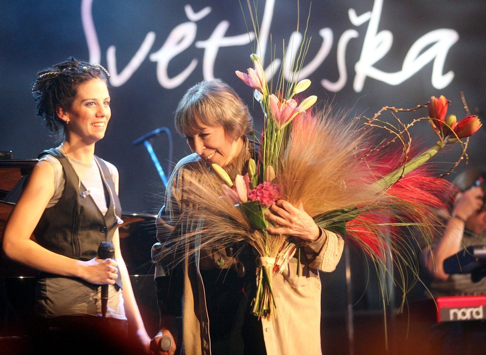Hana Hegerová s Anetou Langerovou na koncertu pro Světlušku