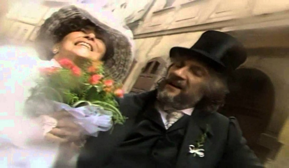 Hegerová a Hapka jako manželé v klipu k písni Levandulová.