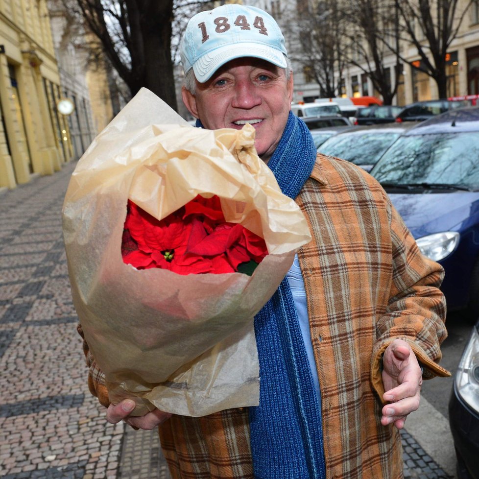 Krampol nestihl svou Haničku vyzvednout v nemocnici, tak jí koupil kytku.