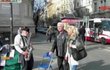 Záběry se saxofonistou na Staroměstském náměstí se Hance moc líbí.