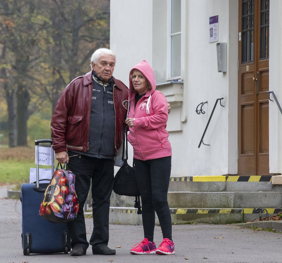 Jiří a Hana Krampolovi po návratu z Bohnic